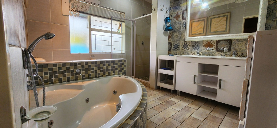 5 Bedroom Property for Sale in Kannoniers Park North West